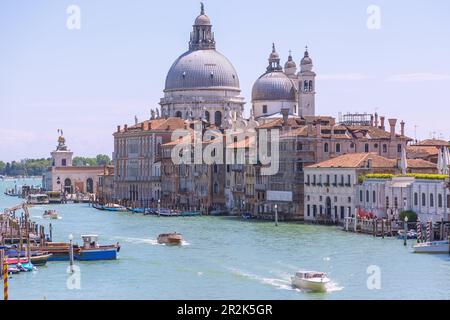 Venedig; Blick auf den Canale Grande von der Ponte dell'Accadmia; Peggy Guggenheim Collection und Santa Maria della Salute Stockfoto