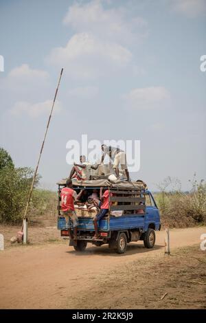 Gemeinsames Taxi in der Nähe mit Einheimischen, Tsingy de Bemaraha Nationalpark, Madagaskar, Afrika, UNESCO-Weltkulturerbe Stockfoto