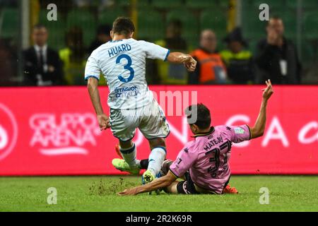 Palermos Aleš Mat?j? Verteidigung gegen Brescias Matthieu Huard während des Fußballspiels Palermo FC gegen Brescia in der italienischen Serie BKT im Renzo Barbera Stockfoto