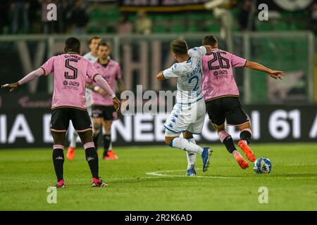 Zusammenstoß zwischen Brescias Jakub ?abojko und Palermos Valerio Verre während des Fußballspiels der italienischen Serie BKT Palermo FC gegen Brescia im Renzo Barber Stockfoto