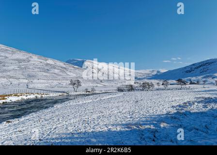 Glen Clunie hinauf zu den schneebedeckten Bergen von Glenshee mit dem Clunie Wasserstrom, der das Tal hinunter fließt. Stockfoto