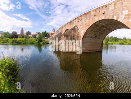 Vacha, Unity Bridge, Werra Bridge zwischen Hessen und Thüringen, Blick auf Schloss Wendelstein und die Stadtmauer Stockfoto