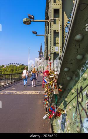 Köln; Hohenzollernbrücke, Liebesschlösser; Museum Ludwig; Kölner Dom Stockfoto