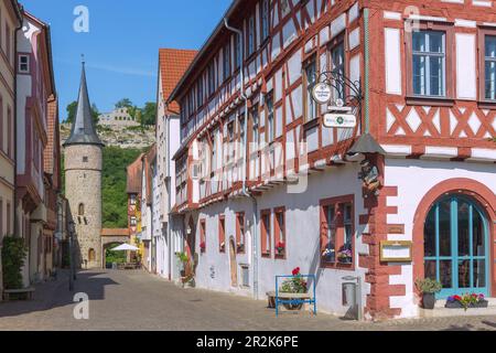 Karlstadt, Maingasse mit Maintor und Blick auf Karlsburg Stockfoto