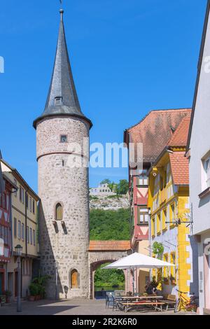 Karlstadt, Maingasse mit Maintor und Blick auf Karlsburg Stockfoto