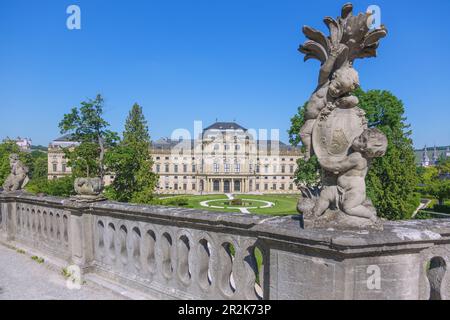 Würzburg, Residenz mit Hofgarten, Ostgarten, Promenade an den ehemaligen Bastionen mit Skulpturen von Johann Peter Wagner Stockfoto