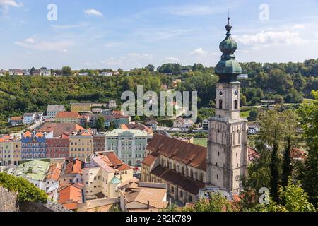 Burghausen, Blick auf die Stadt vom Schloss auf den Stadtplatz und die Pfarrkirche St. Jakob Stockfoto