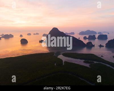 Luftaufnahme Drohnenaufnahme von Sametnangshe Landschaftsblick in Phang-nga Thailand, wunderschöner Sonnenaufgang oder Sonnenuntergang über dem Meer, atemberaubende Landschaft Natur vi Stockfoto