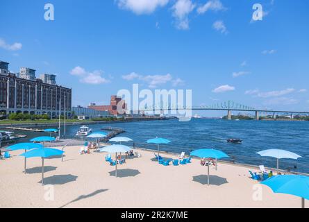 Montreal; Clock Tower Beach am Alten Hafen von Montreal, Paul-Cartier-Brücke Stockfoto