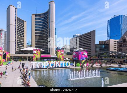 Toronto, New and Old City Hall at Nathan Phillips Square Stockfoto