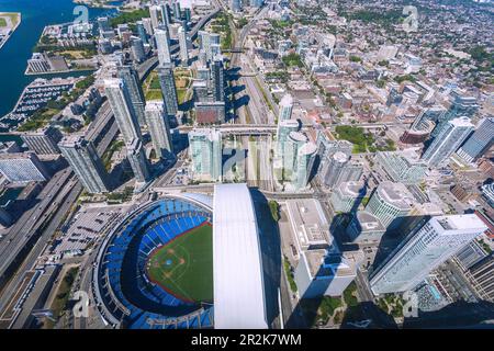 Toronto, Rogers Centre und Panorama mit Silhouette des CN Tower, Blick vom CN Tower Stockfoto