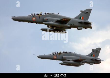 2 Indian Air Force BAE Systems Hawk 132 (Reg.: A3494) auf dem Lieferflug. Stockfoto