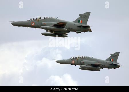 2 Indian Air Force BAE Systems Hawk 132 (Reg.: A3494) auf dem Lieferflug. Stockfoto