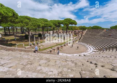 Rom, Ostia Antica, Anfiteatro mit Blick auf den Foro delle Corporazioni Stockfoto