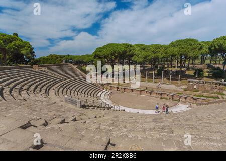 Rom, Ostia Antica, Anfiteatro mit Blick auf den Foro delle Corporazioni Stockfoto