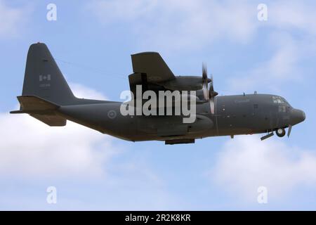 Kanadische Luftwaffe Lockheed CC-130E Hercules (C-130E, L-382) (REG: 130316), die von Landebahn 14 steigt. Stockfoto