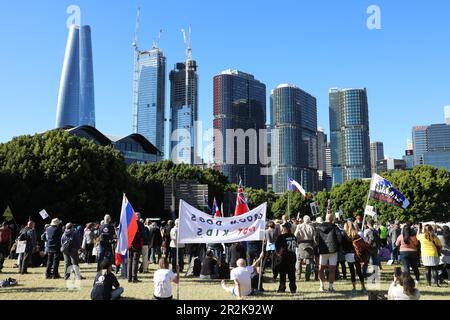 Sydney, Australien. 20. Mai 2023 Demonstranten, die an der „World Wide Rally for Freedom“ teilnahmen, marschierten über die Pyrmont-Brücke vom Rathaus zum Google-Hauptquartier. Die Rallye wurde als „Free Assange! Stoppt Die Zensur Der Regierung! Halt AUKUS an! Stoppt die NATO!“ Kredit: Richard Milnes/Alamy Live News Stockfoto