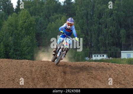 SHARYA, RUSSLAND - 06. AUGUST 2022: Teenager-Athlet auf Motorrad auf Motocross-Bahn Stockfoto