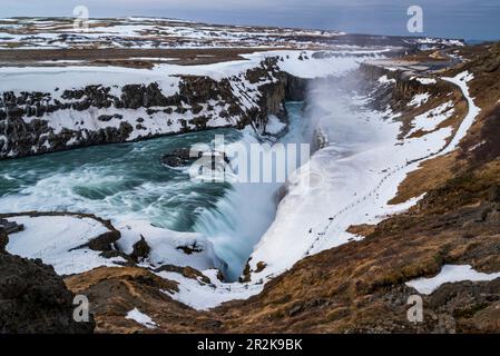 Lange Aufnahme des Flusses Hvítá, der die untere Stufe des mächtigen Wasserfalls Gullfoss in eine Spalte stürzt, Golden Circle Route, Island Stockfoto