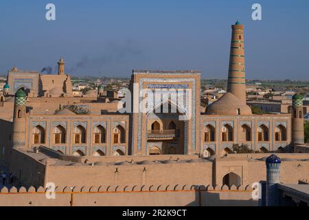 KHIVA, USBEKISTAN - 06. SEPTEMBER 2022: Blick auf die antike Madrasa von Muhammad Rakhim Khan an einem Abend im September. Die Innenstadt von Ichan-Kala Stockfoto