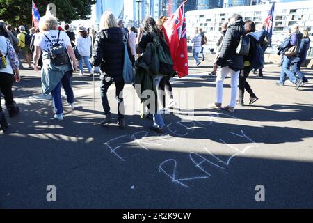 Sydney, Australien. 20. Mai 2023 Demonstranten, die an der „World Wide Rally for Freedom“ teilnahmen, marschierten über die Pyrmont-Brücke vom Rathaus zum Google-Hauptquartier. Die Rallye wurde als „Free Assange! Stoppt Die Zensur Der Regierung! Halt AUKUS an! Stoppt die NATO!“ Kredit: Richard Milnes/Alamy Live News Stockfoto