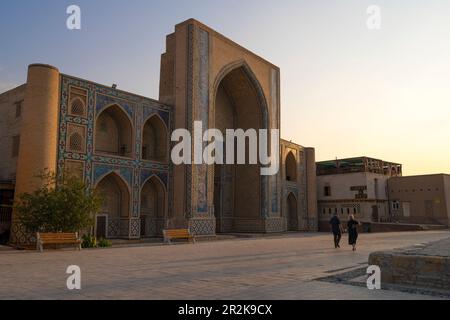 BUKHARA, USBEKISTAN - 09. SEPTEMBER 2022: Früher sonniger Morgen im antiken Mirzo Ulugbek Mahrazah Stockfoto