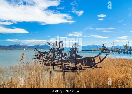 Kunstwerk Keltisches Schiff in Seebruck am Chiemsee, Chiemgau, Oberbayern, Bayern, Deutschland Stockfoto