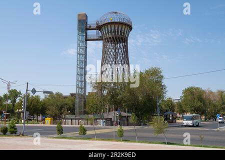 BUKHARA, USBEKISTAN - 09. SEPTEMBER 2022: Blick auf den Shukhov-Turm (Bukhara-Turm) an einem sonnigen September-Tag Stockfoto