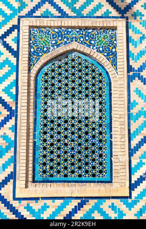 Mosaikgitter im Fenster. Antike Architektur von Samarkand. Usbekistan Stockfoto