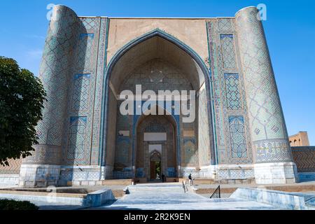 SAMARKAND, USBEKISTAN - 12. SEPTEMBER 2022: Hauptportal und Eingang der mittelalterlichen Dom-Moschee Bibi Khanum aus der Nähe an einem sonnigen Tag Stockfoto