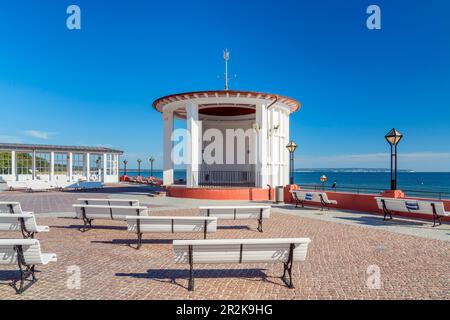 Kurplatz am Kurhaus an der Promenade, Ostseebad Binz, Insel Rügen, Mecklenburg-Vorpommern, Deutschland Stockfoto