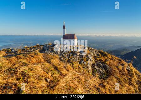 Kapelle auf dem Gipfel des Hochgern (1.748 m) in den Chiemgauer Alpen, Unterwössen, Chiemgau, Oberbayern, Bayern, Deutschland Stockfoto