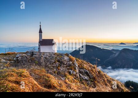 Kapelle auf dem Gipfel des Hochgern (1.748 m) in den Chiemgauer Alpen, Unterwössen, Chiemgau, Oberbayern, Bayern, Deutschland Stockfoto