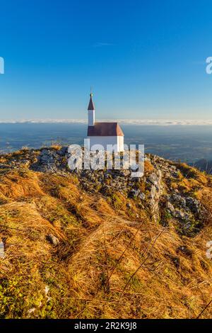 Kapelle auf dem Gipfel des Hochgern (1.748 m) in den Chiemgauer Alpen, Unterwössen, Chiemgau, Oberbayern, Bayern, Deutschland Stockfoto