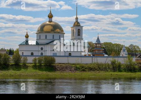 Die antike Erlöserkirche, die nicht von Hand im Simansky Spaso-Kasansky Kloster an einem sonnigen Maitag geschaffen wurde. Ostrov. Region Pskov, Russland Stockfoto