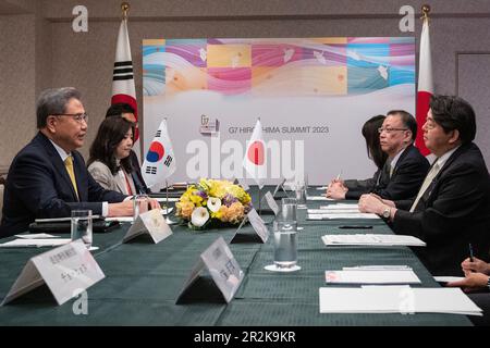 Hiroshima, Japan. 20. Mai 2023. Südkoreas Außenminister Park Jin (L) spricht mit Japans Außenminister Yoshimasa Hayashi (R) während ihres bilateralen Treffens am Rande des G7-Gipfeltreffens der Staats- und Regierungschefs am 20. Mai 2023 in Hiroshima. (Credit Image: © POOL via ZUMA Press Wire) NUR REDAKTIONELLE VERWENDUNG! Nicht für den kommerziellen GEBRAUCH! Stockfoto