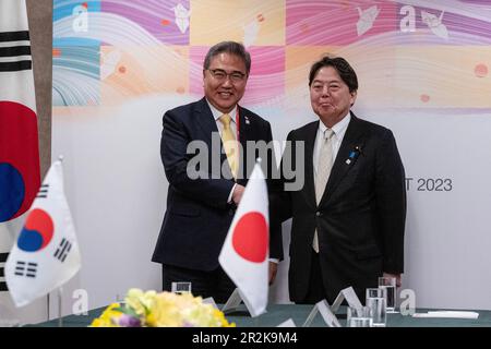 Hiroshima, Japan. 20. Mai 2023. Der südkoreanische Außenminister Park Jin (L) schüttelt mit dem japanischen Außenminister Yoshimasa Hayashi (R) zu Beginn ihres bilateralen Treffens am Rande des G7-Gipfeltreffens der Staats- und Regierungschefs am 20. Mai 2023 in Hiroshima die Hand. (Credit Image: © POOL via ZUMA Press Wire) NUR REDAKTIONELLE VERWENDUNG! Nicht für den kommerziellen GEBRAUCH! Stockfoto