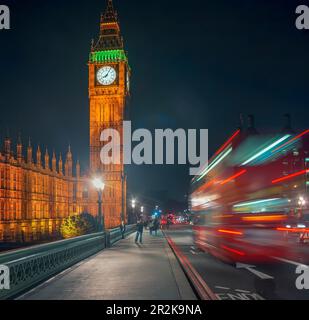 Big Ben und roter Doppeldeckerbus, London, England, Großbritannien Stockfoto