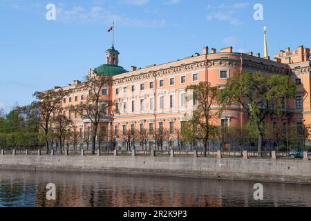 Antikes Ingenieurschloss (Michailowski) am Ufer des Flusses Fontanka an einem sonnigen Maivormittag. Sankt Petersburg, Russland Stockfoto