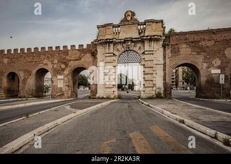 Eine der alten Eingangsmauern in der Altstadt von Rom auch als Aurelianische Mauern Italien Stockfoto