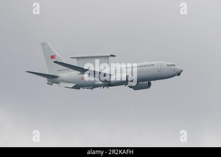 ISTANBUL, TURKIYE - 23. APRIL 2023: Boeing E-7T Peace Eagle (33965) der türkischen Luftwaffe über Istanbul Stockfoto