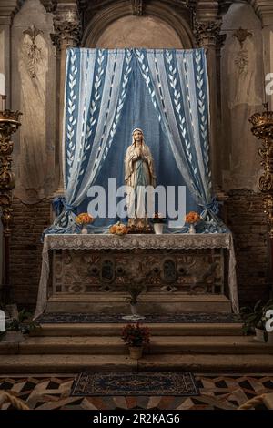 Altar mit der Jungfrau Maria in der Chiesa di Sant'Eufemia - Giudecca Venedig Italien Stockfoto