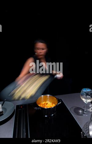 Frau macht Pasta in der Küche in Long Exposure in der Schweiz. Stockfoto