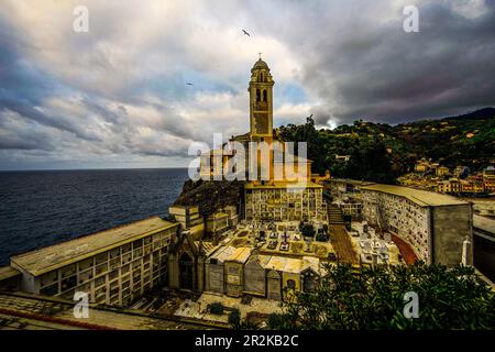 San Giorgio Friedhof und Kirche in Portofino an einem bewölkten Tag, Ligurien; Levantine Riviera, Italien Stockfoto