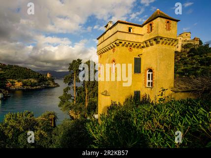 Landhäuser in Portofino mit Blick auf den Golf von Tigullio, Ligurien, Riviera di Levante, Italien Stockfoto