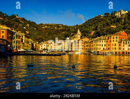 Hafen von Portofino im Winter, Provinz Genua, Ligurien, Riviera di Levante, Italien Stockfoto