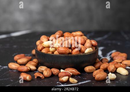 Erdnuss. Erdnüsse in Schüssel geschält. Superfood. Vegetarisches Speisenkonzept. Gesunde Snacks Stockfoto