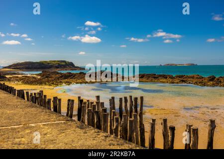 Einsamer Badestrand in Saint-Malo im Sommer, Bretagne, Frankreich Stockfoto