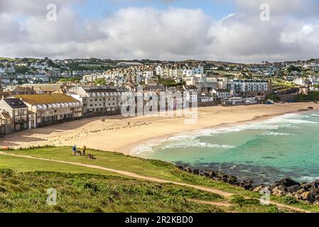 Blick auf Porthmeor Beach von der Inselhalbinsel, Cornwall, England, Großbritannien Stockfoto