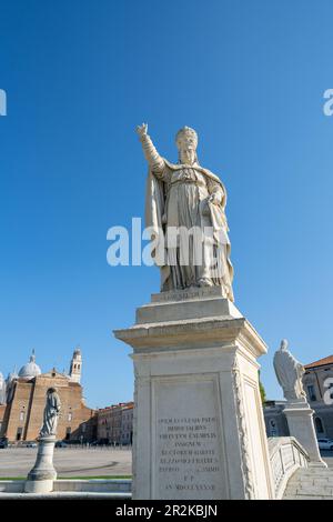 Statue von Papst Clemente in Prato della Valle in Padua, Italien. Stockfoto
